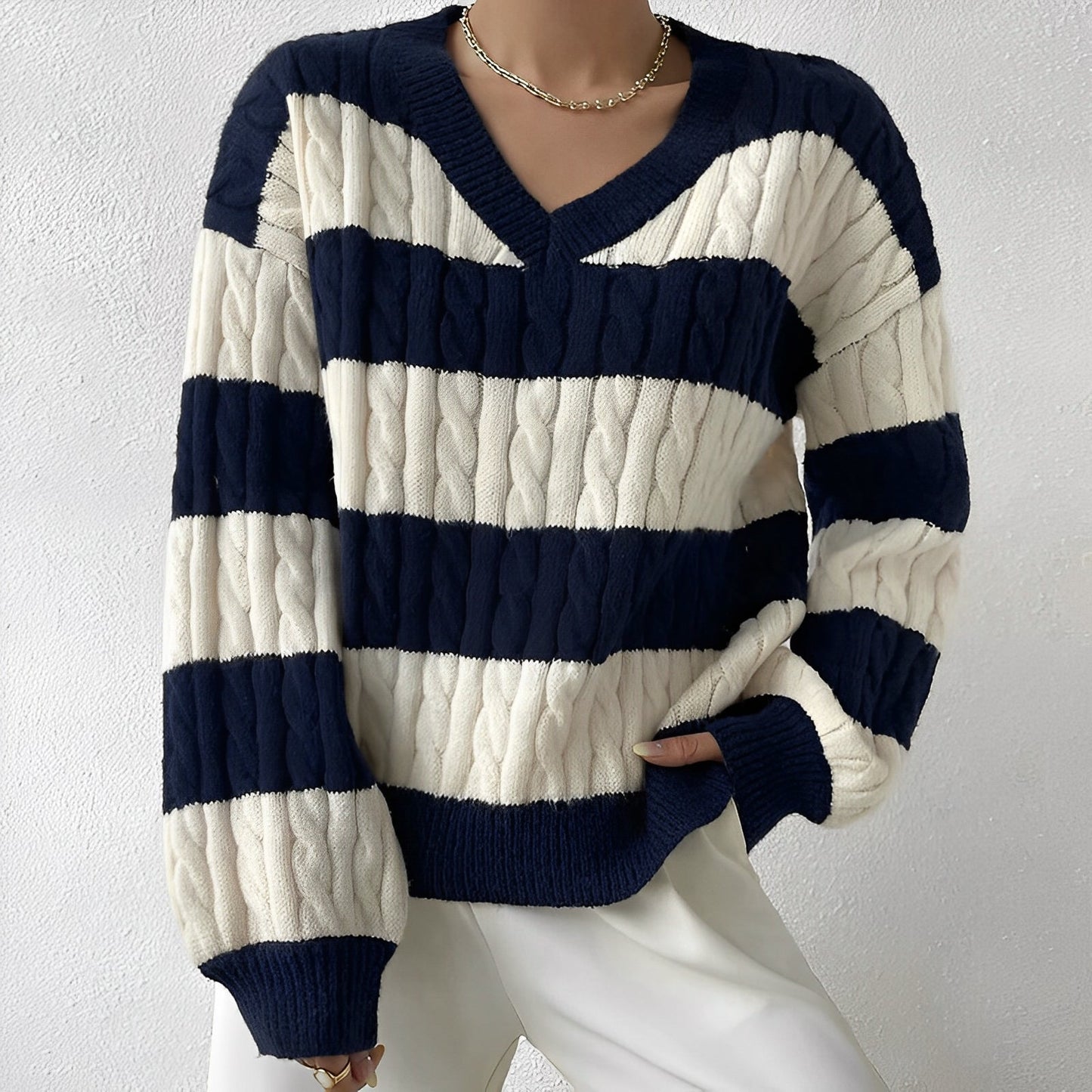 Lea | Eleganter Damenpullover mit V-Ausschnitt und zeitlosem Streifenmuster