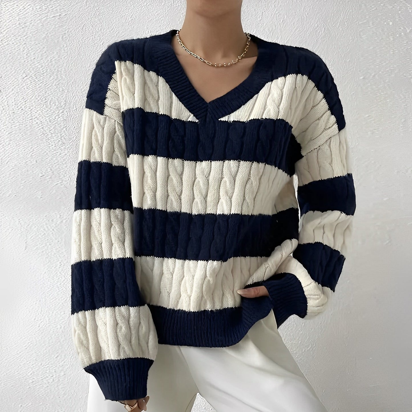 Lea | Eleganter Damenpullover mit V-Ausschnitt und zeitlosem Streifenmuster