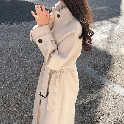 Mia | Eleganter langer Trenchcoat mit Gürtel und Knöpfen