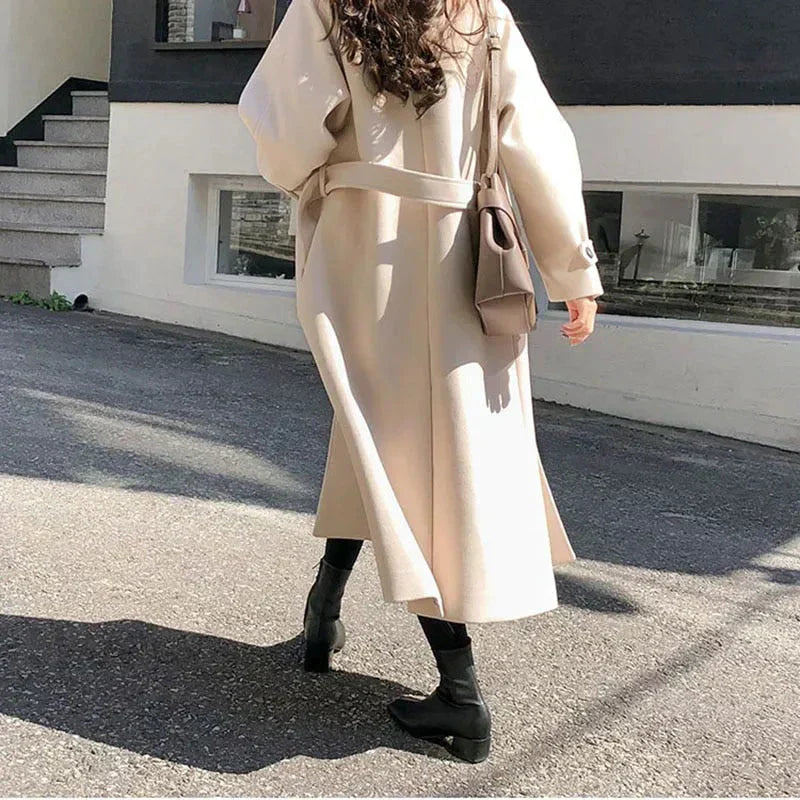 Mia | Eleganter langer Trenchcoat mit Gürtel und Knöpfen